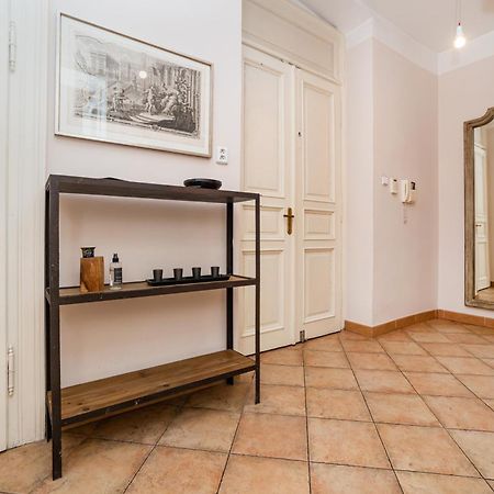 Large And Modern Apartment In The Heart Of Praga Esterno foto