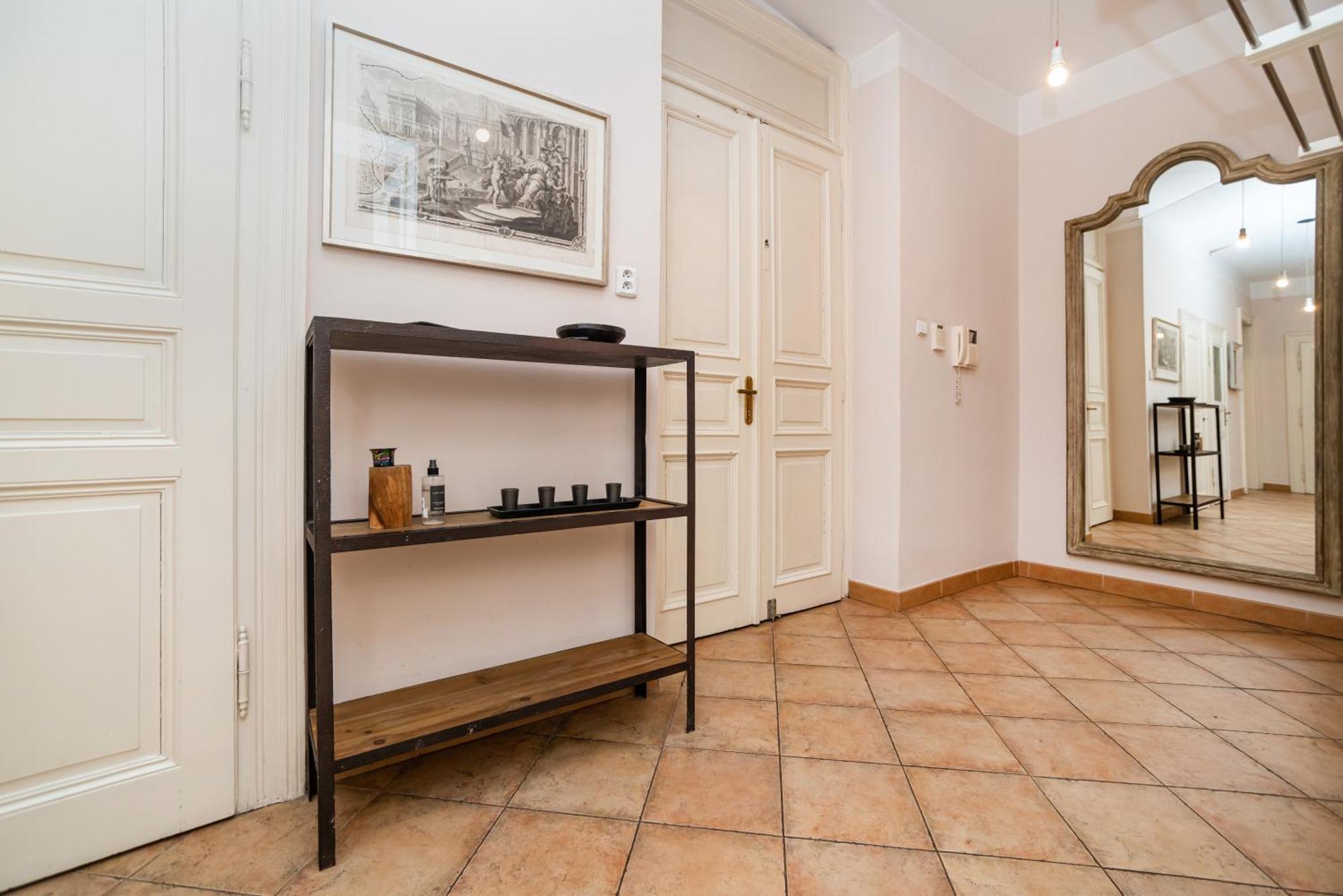Large And Modern Apartment In The Heart Of Praga Esterno foto