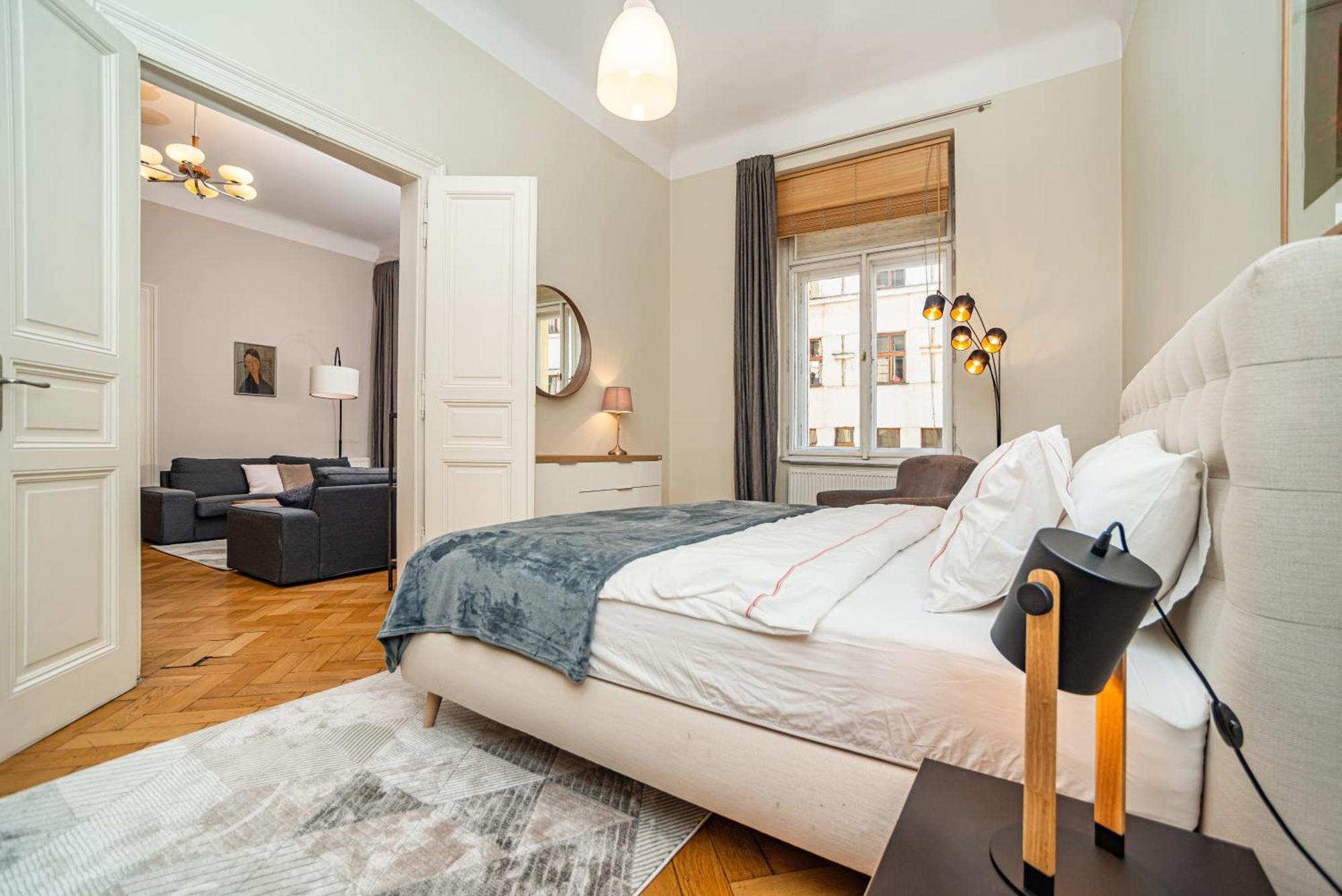 Large And Modern Apartment In The Heart Of Praga Esterno foto