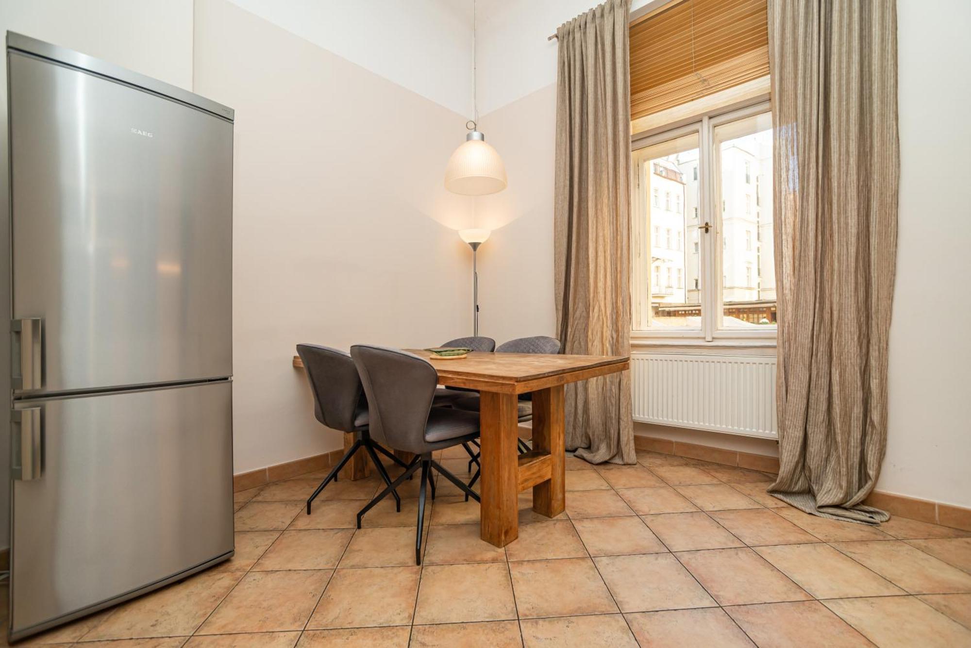 Large And Modern Apartment In The Heart Of Praga Esterno foto