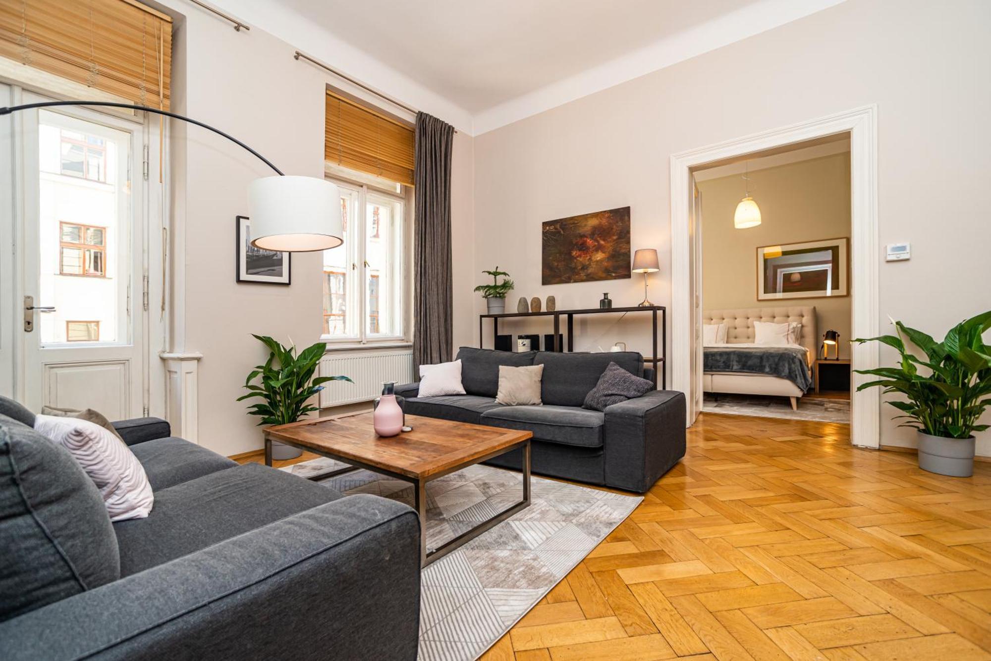 Large And Modern Apartment In The Heart Of Praga Esterno foto