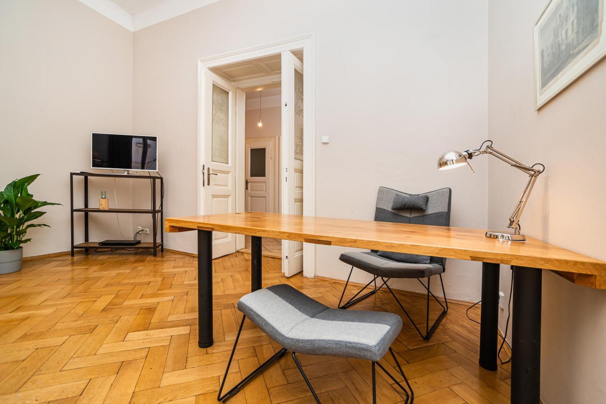 Large And Modern Apartment In The Heart Of Praga Esterno foto
