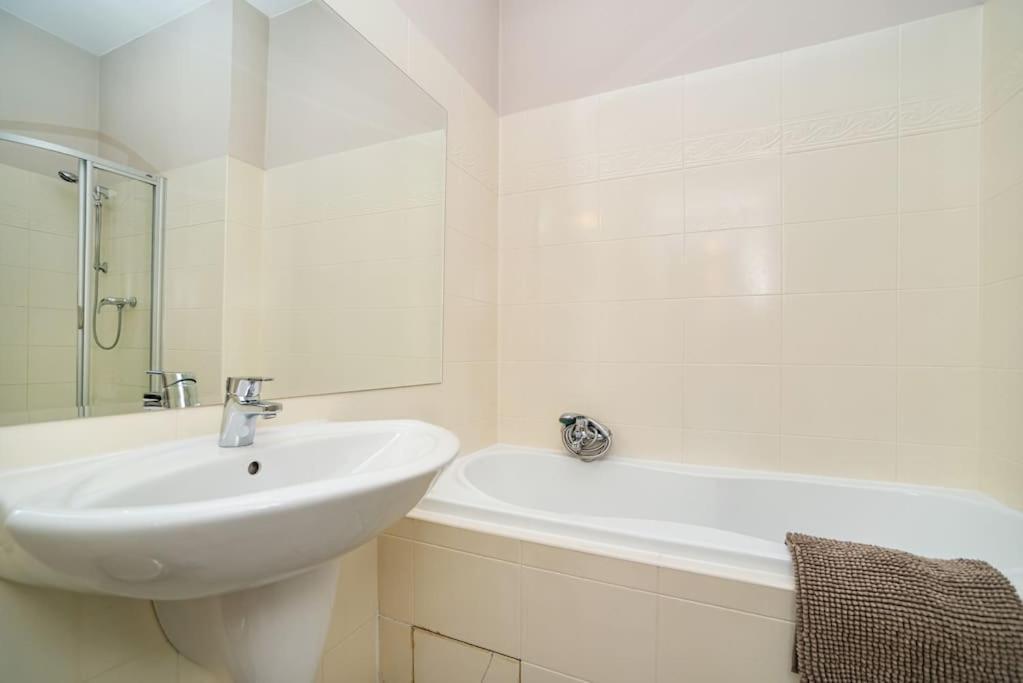 Large And Modern Apartment In The Heart Of Praga Esterno foto