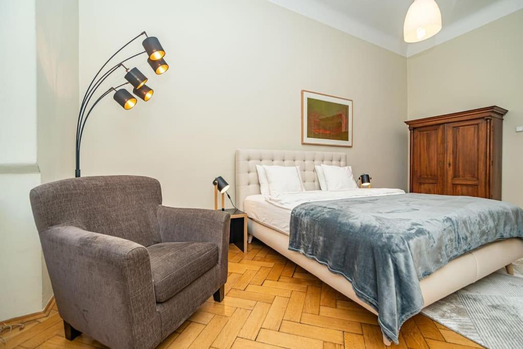 Large And Modern Apartment In The Heart Of Praga Esterno foto