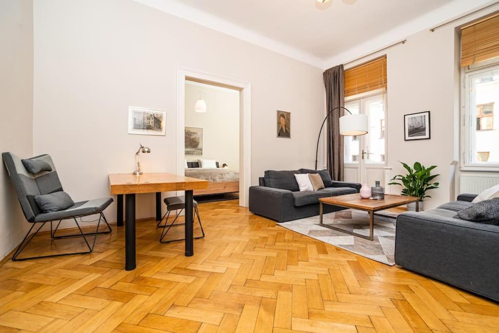 Large And Modern Apartment In The Heart Of Praga Esterno foto