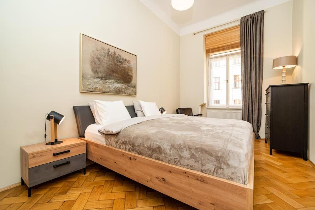Large And Modern Apartment In The Heart Of Praga Esterno foto