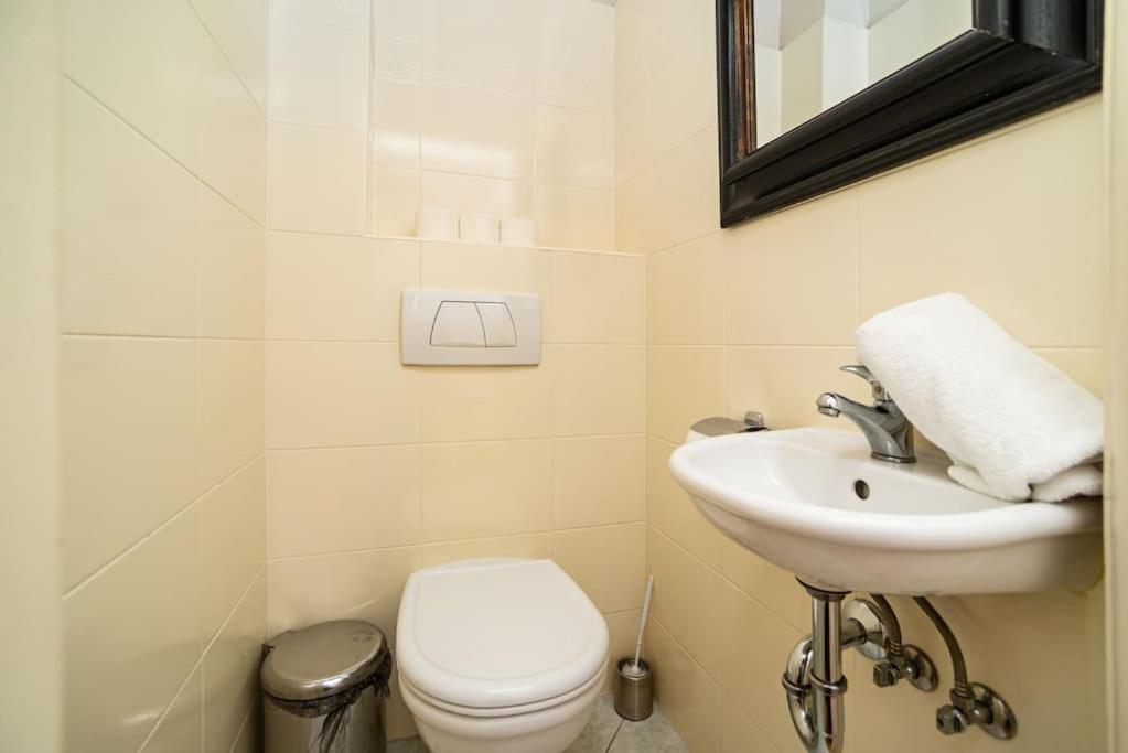 Large And Modern Apartment In The Heart Of Praga Esterno foto