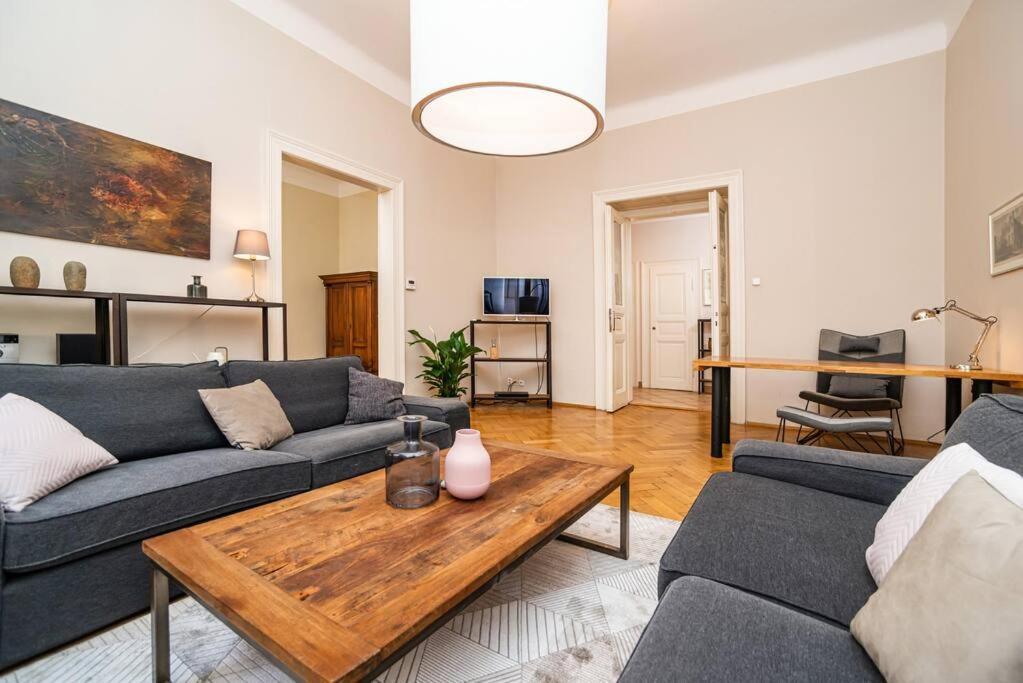 Large And Modern Apartment In The Heart Of Praga Esterno foto