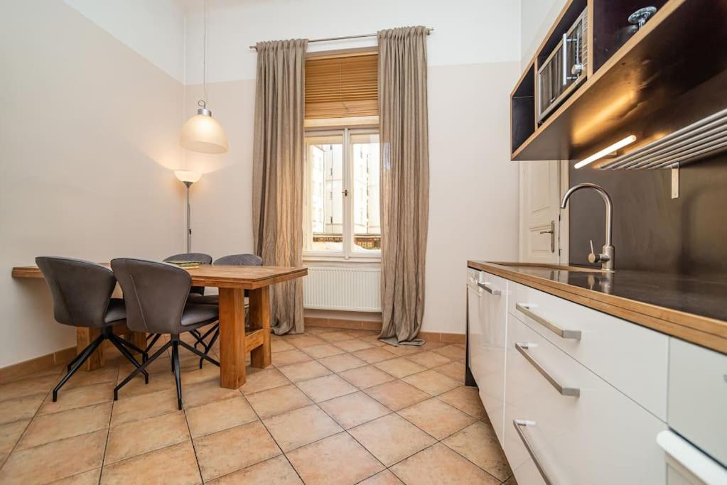 Large And Modern Apartment In The Heart Of Praga Esterno foto