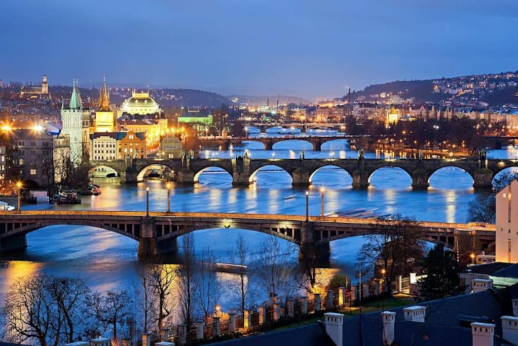 Large And Modern Apartment In The Heart Of Praga Esterno foto