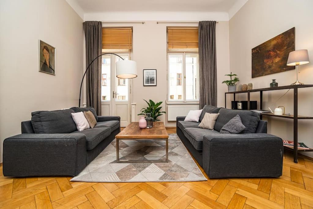 Large And Modern Apartment In The Heart Of Praga Esterno foto
