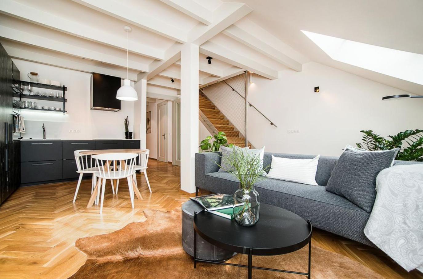 Large And Modern Apartment In The Heart Of Praga Esterno foto