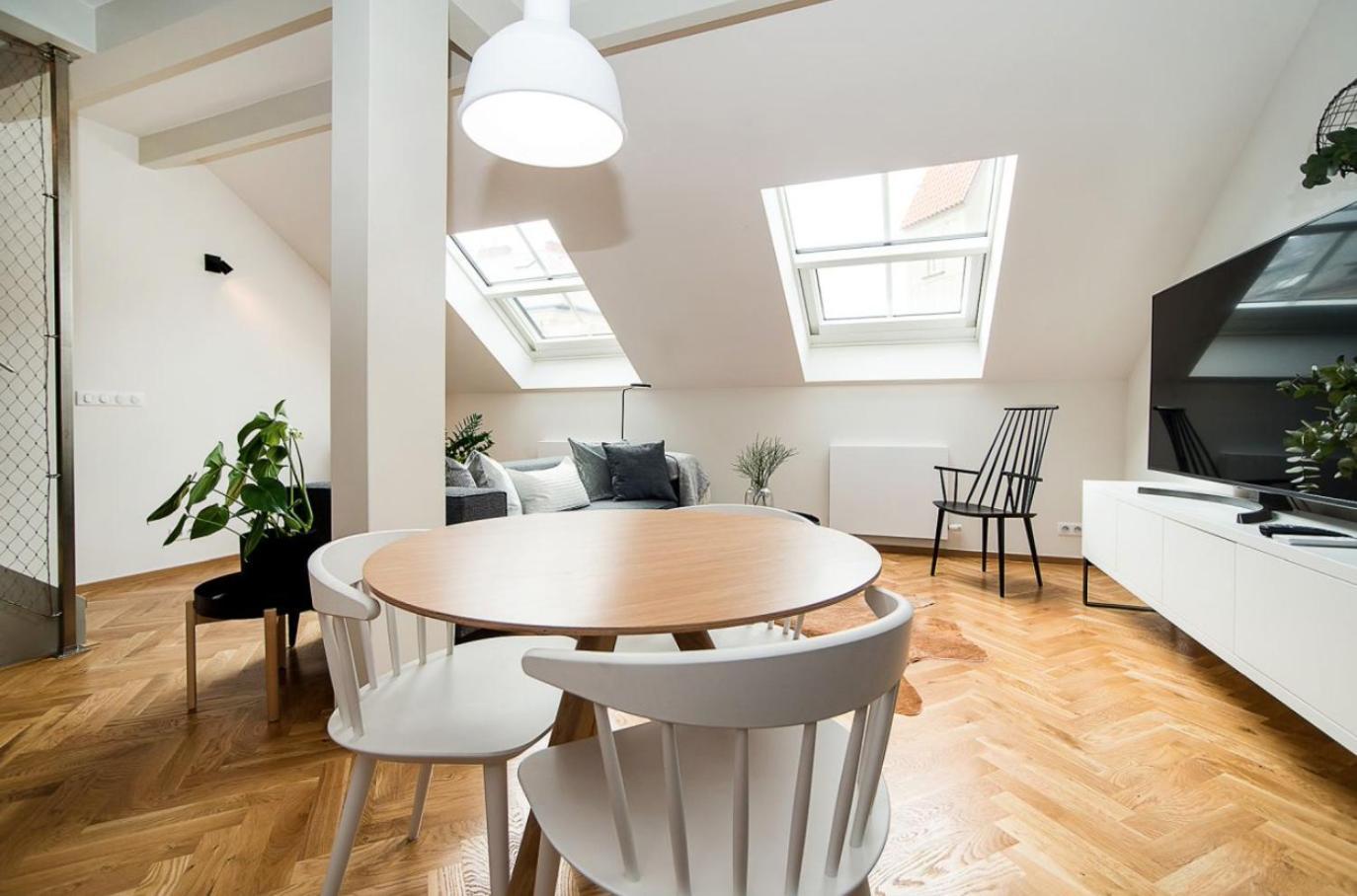 Large And Modern Apartment In The Heart Of Praga Esterno foto
