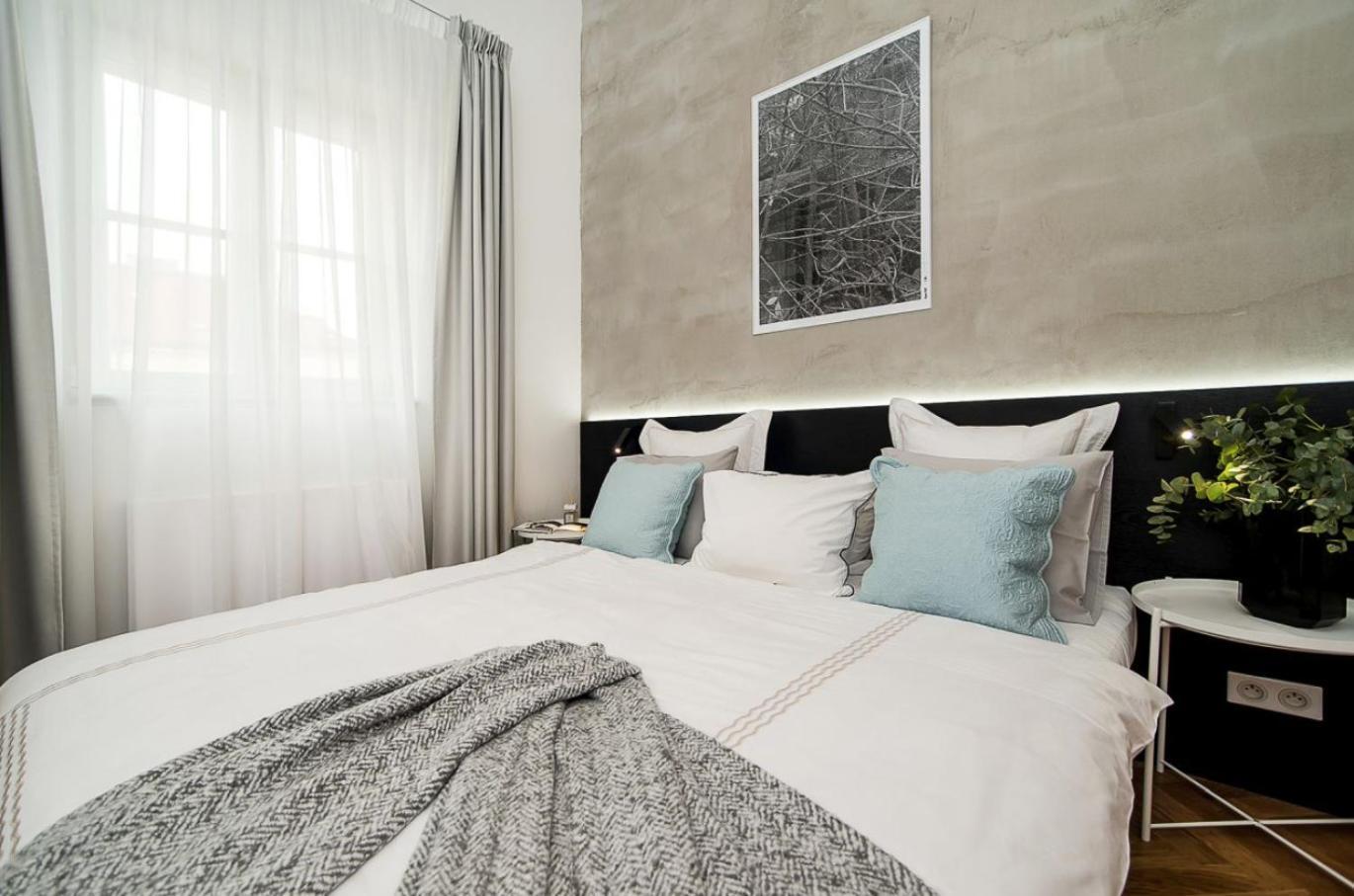 Large And Modern Apartment In The Heart Of Praga Esterno foto