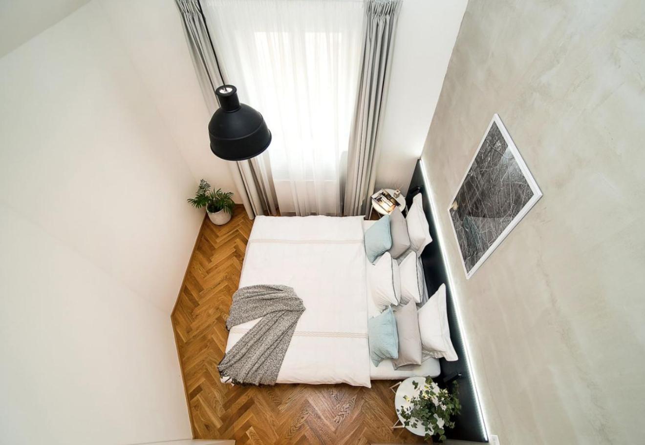 Large And Modern Apartment In The Heart Of Praga Esterno foto