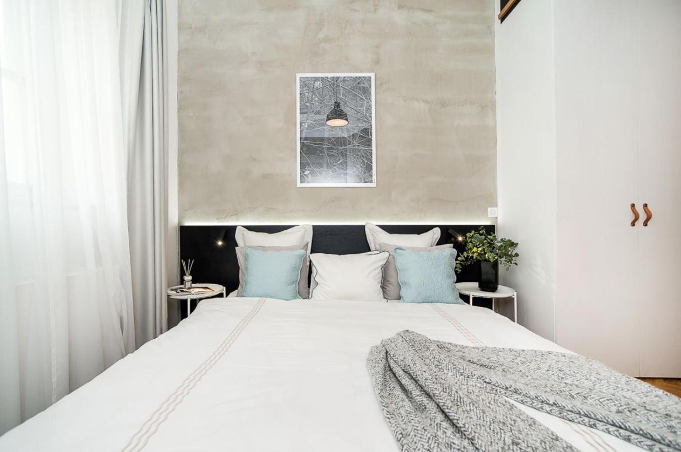 Large And Modern Apartment In The Heart Of Praga Esterno foto