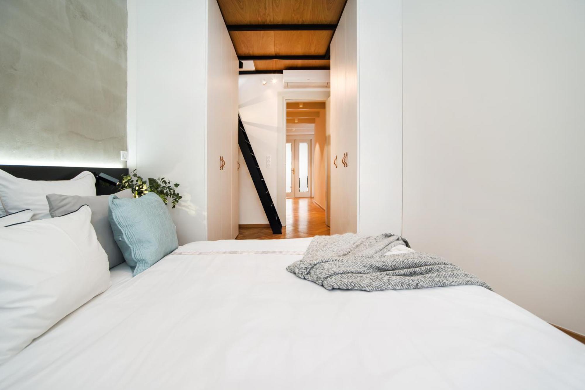 Large And Modern Apartment In The Heart Of Praga Esterno foto