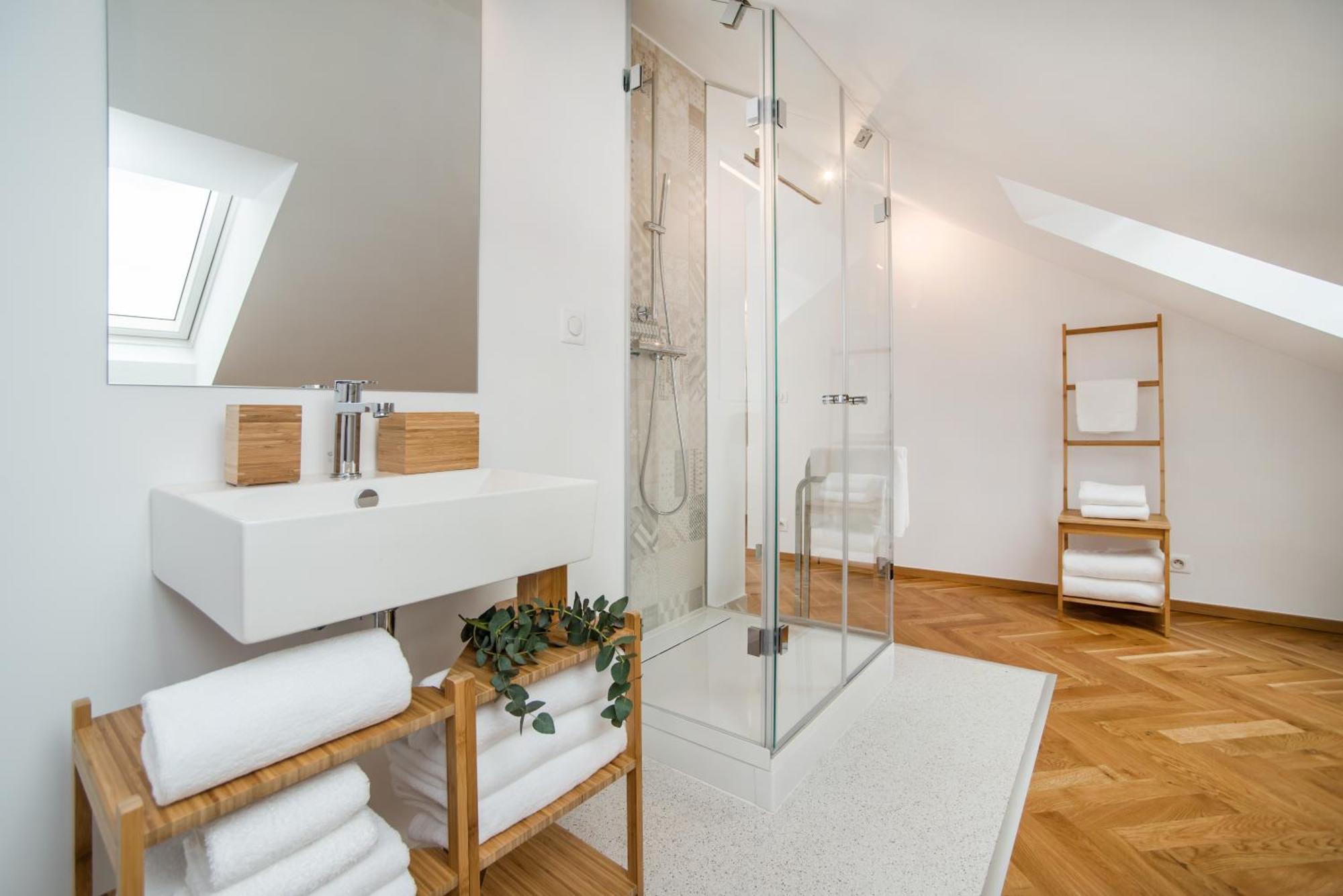 Large And Modern Apartment In The Heart Of Praga Esterno foto