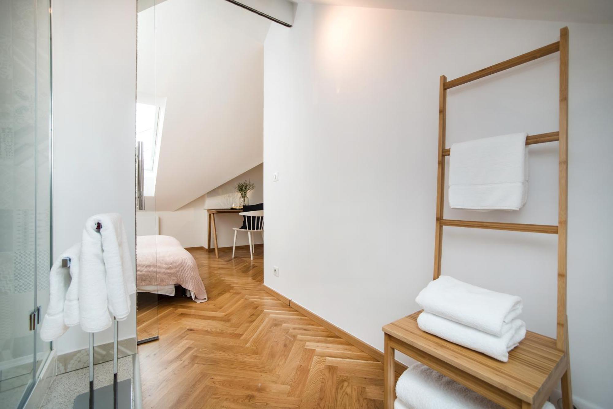 Large And Modern Apartment In The Heart Of Praga Esterno foto